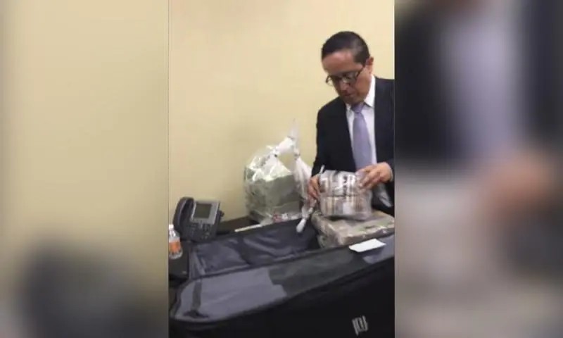 VIDEO: Supuesto funcionario de PEMEX da dinero a Rafael Caraveo, exsecretario técnico del Senado.