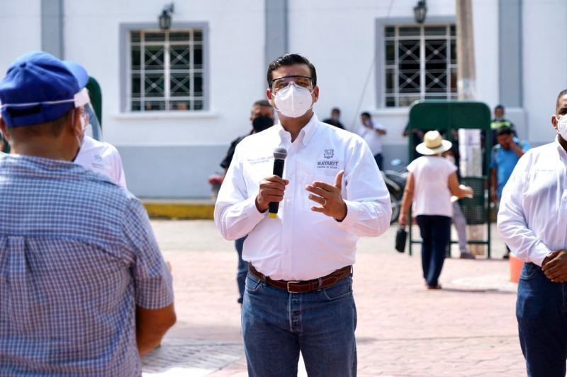 Con entrega de permisos Toño hace justicia a verdaderos taxistas