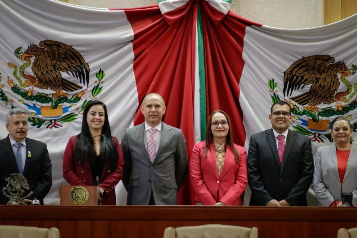 Toman protesta a nuevos funcionarios del Congreso del Estado