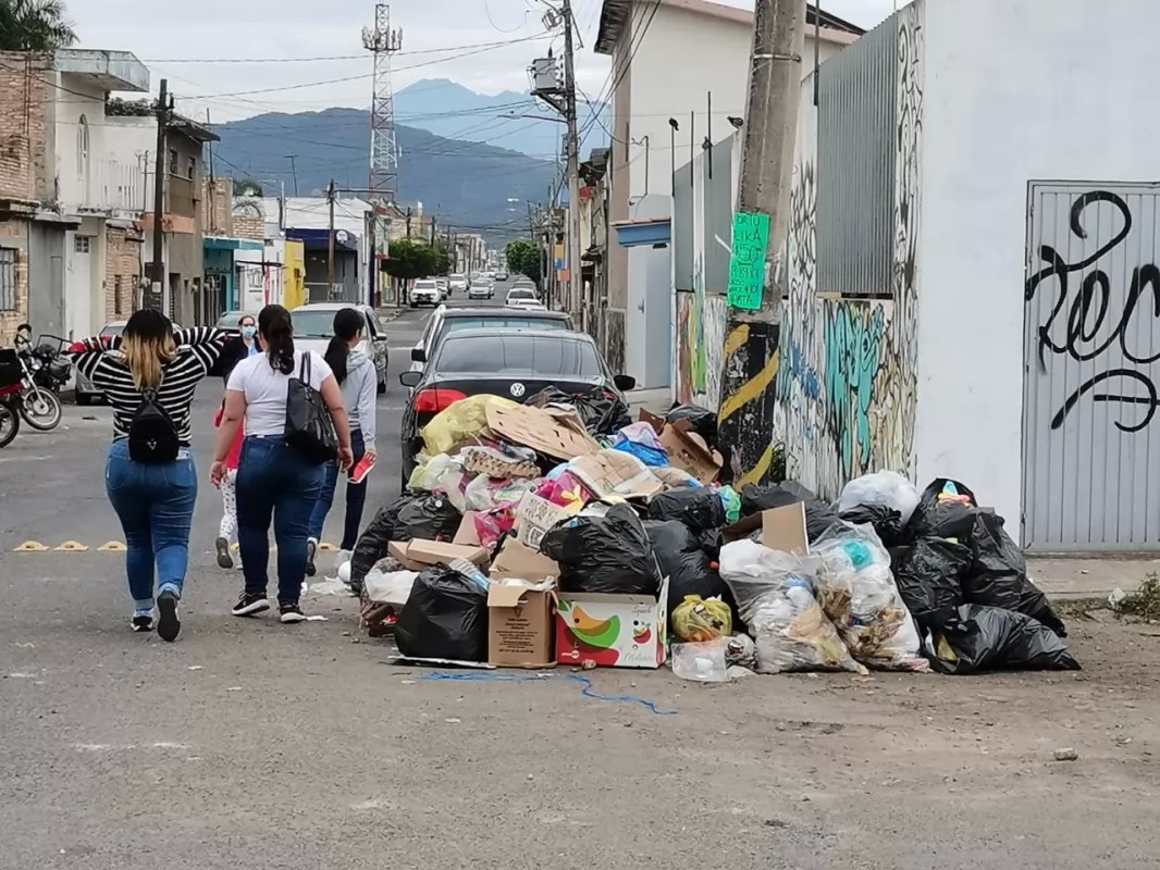 Cerros de basura borran la sonrisa a vecinos de la Acayapan