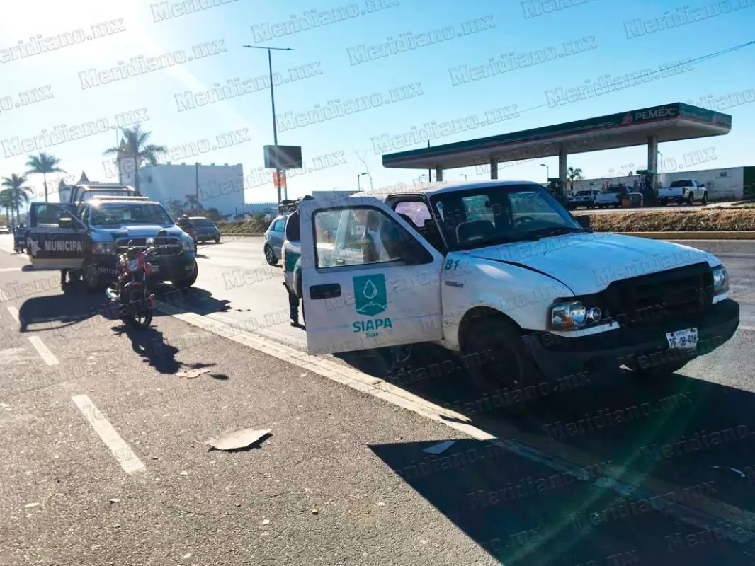 Camioneta del SIAPA revolcó a Policía Municipal