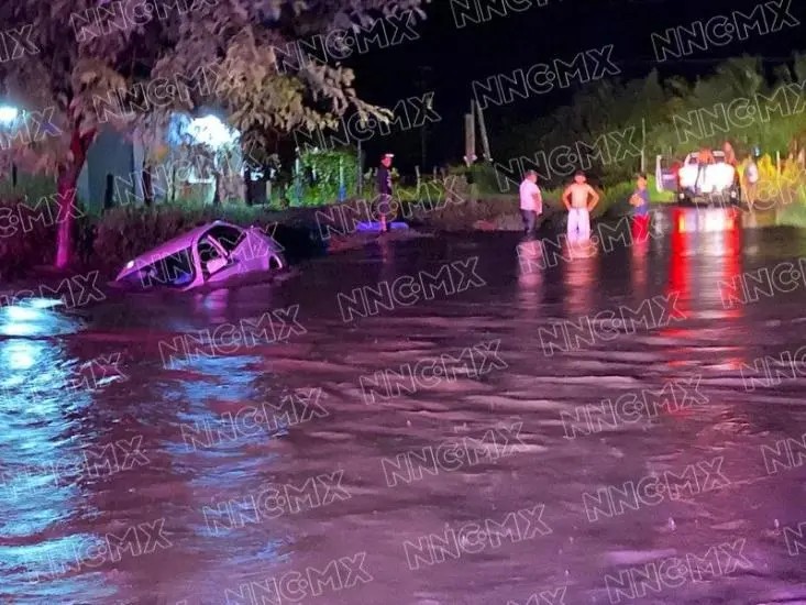 Arroyos arrastraron vehículos en San Juan de abajo