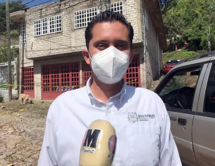 Xalisco. Apoya IPROVINAY a familias afectadas por derrumbe en Lomas Verdes