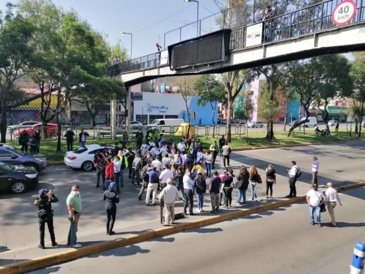 Protesta de padres de niños con cáncer bloquean circuito interior en la CDMX