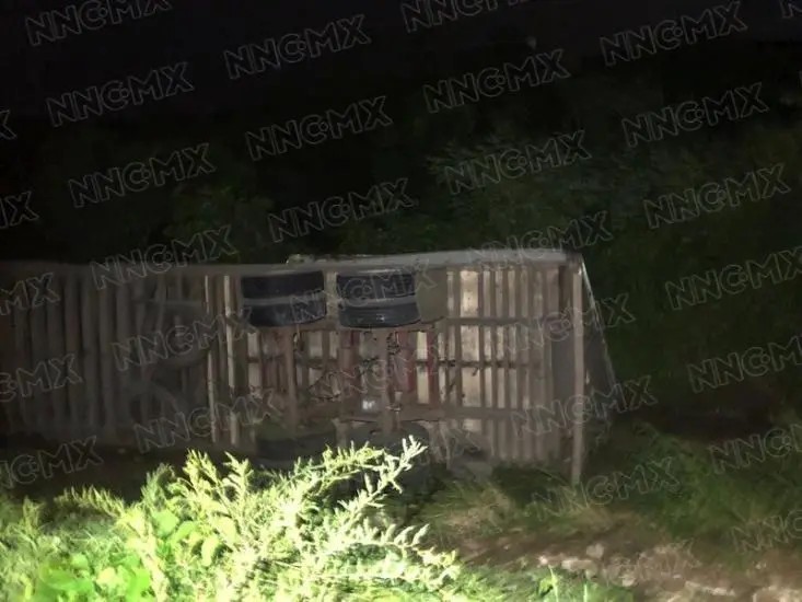 Se volcó un tráiler cargado de mango