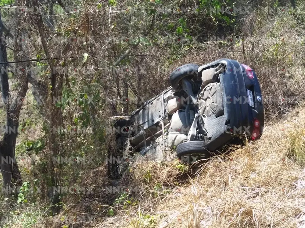Aparatosa volcadura en la Tepic-Villa Unión
