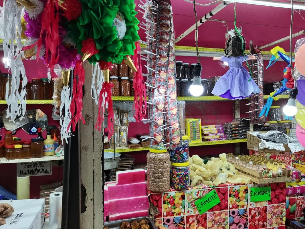 Sacrifican precios para lograr buenas ventas en el Mercado Juan Escutia