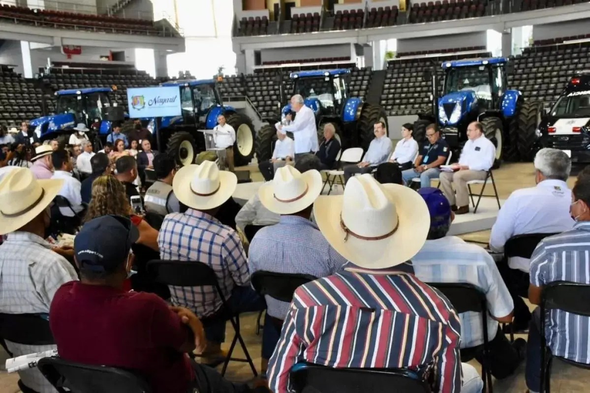 Entregan créditos a choferes del transporte público