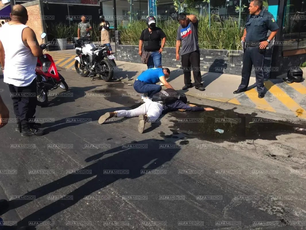 Sedan deja mal herido a motociclista
