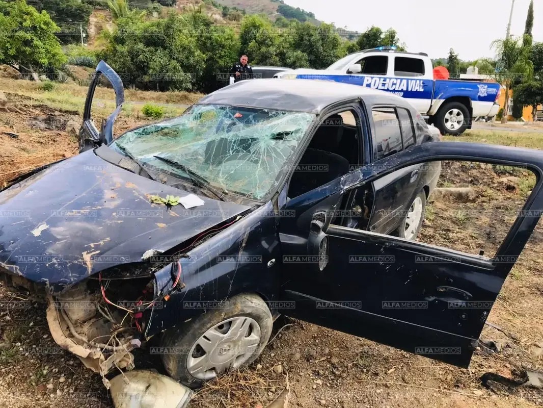 Sedan termina volcado en la carretera 200 tepic-pto vallarta