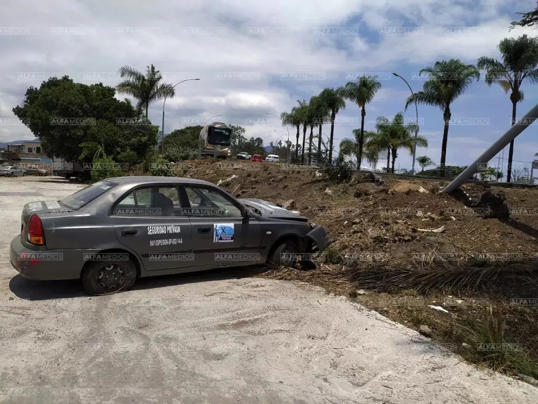 Pega contra luminaria y resulta lesionado