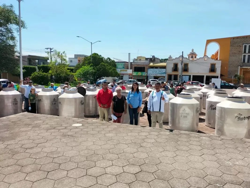 Entregan 50 tinacos a familias de la H. Casas