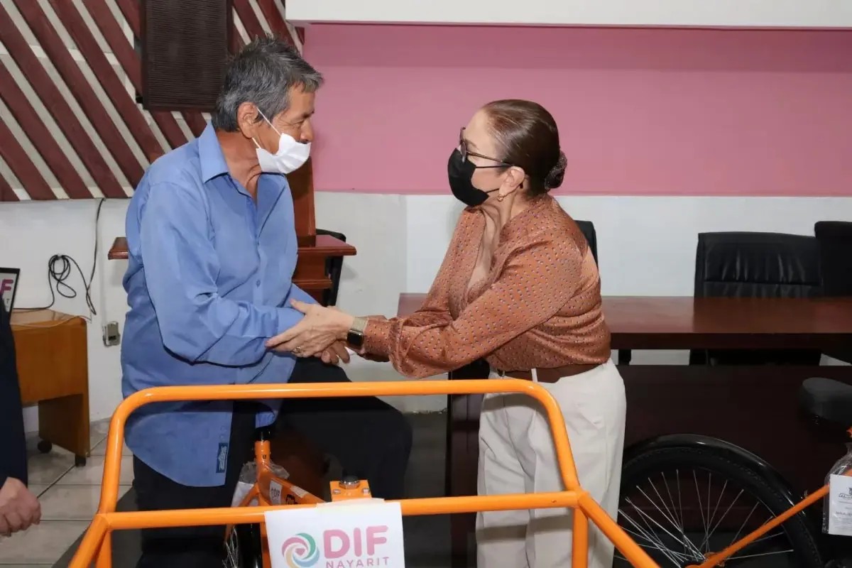 Entrega DIF Nayarit triciclos a comerciantes nayaritas