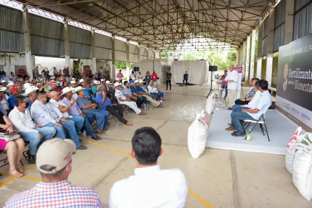 Continúa Navarro Quintero llevando fertilizante gratis a productores agrícolas del norte de Nayarit