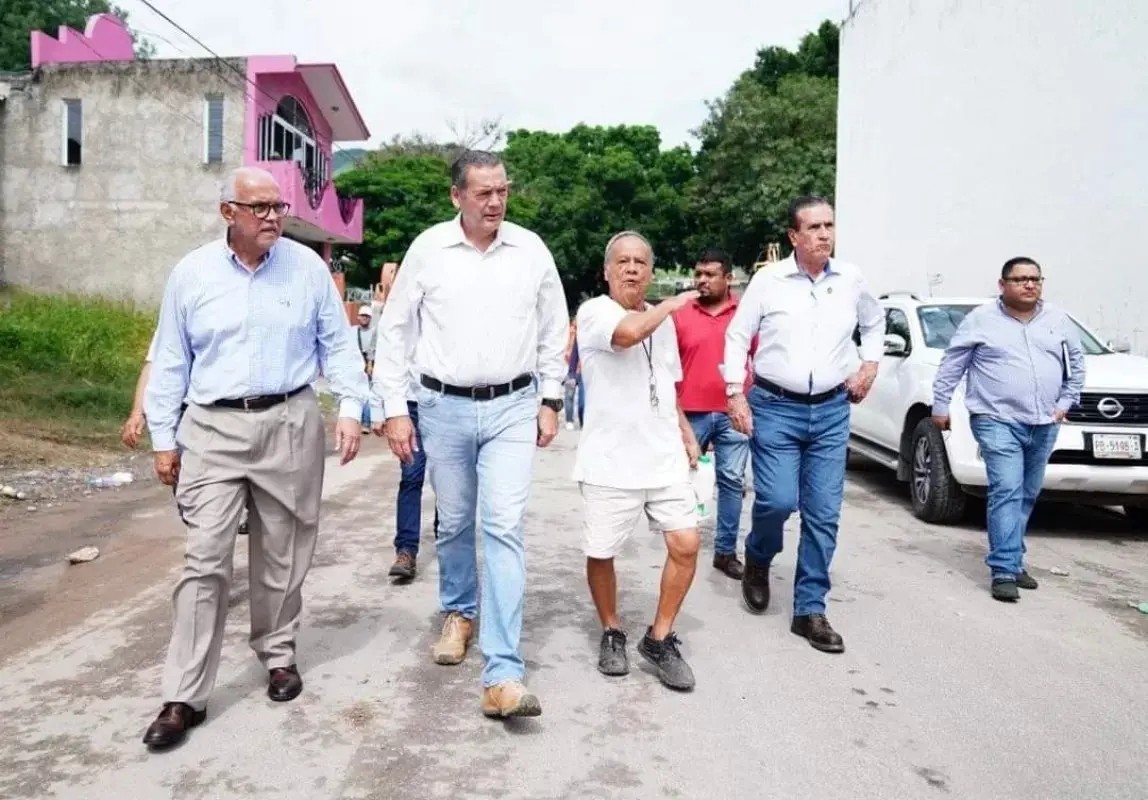 Supervisa Navarro Quintero avances de obras en la colonia La Peñita en Tepic