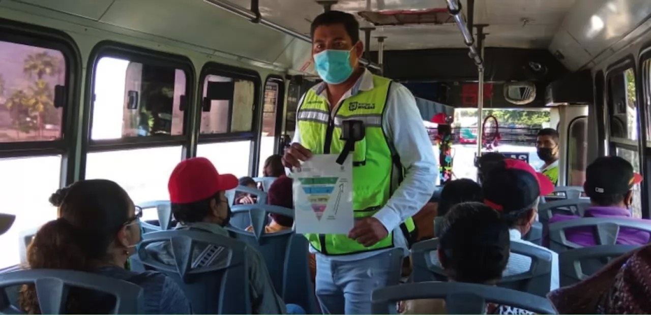 Prohibido llevar a pasajeros parados en el transporte público