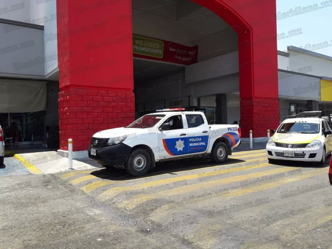 Saquean a extranjero en plena tienda Soriana Pitillal