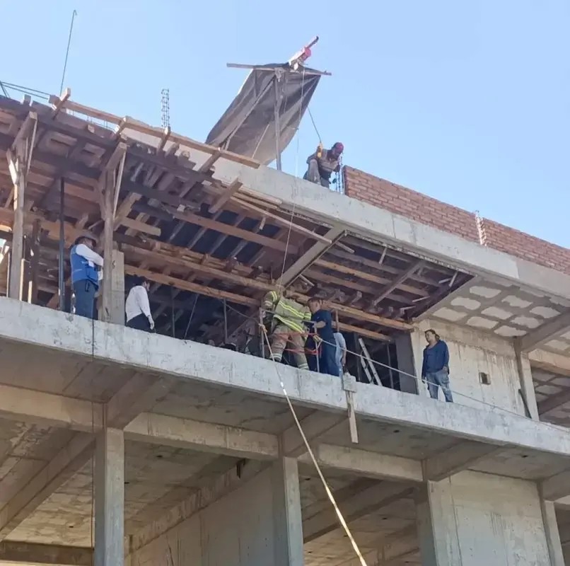 Albañil cayó de un tercer piso