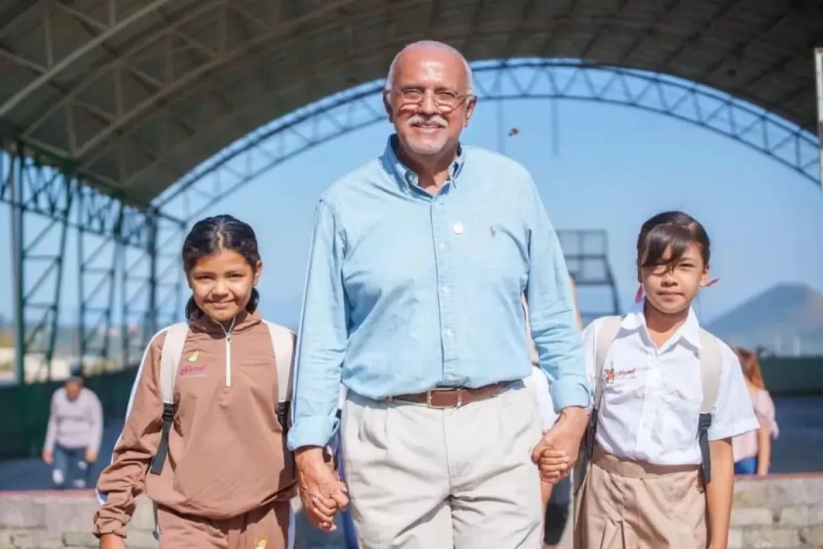 Entrega Navarro Quintero uniformes y útiles escolares