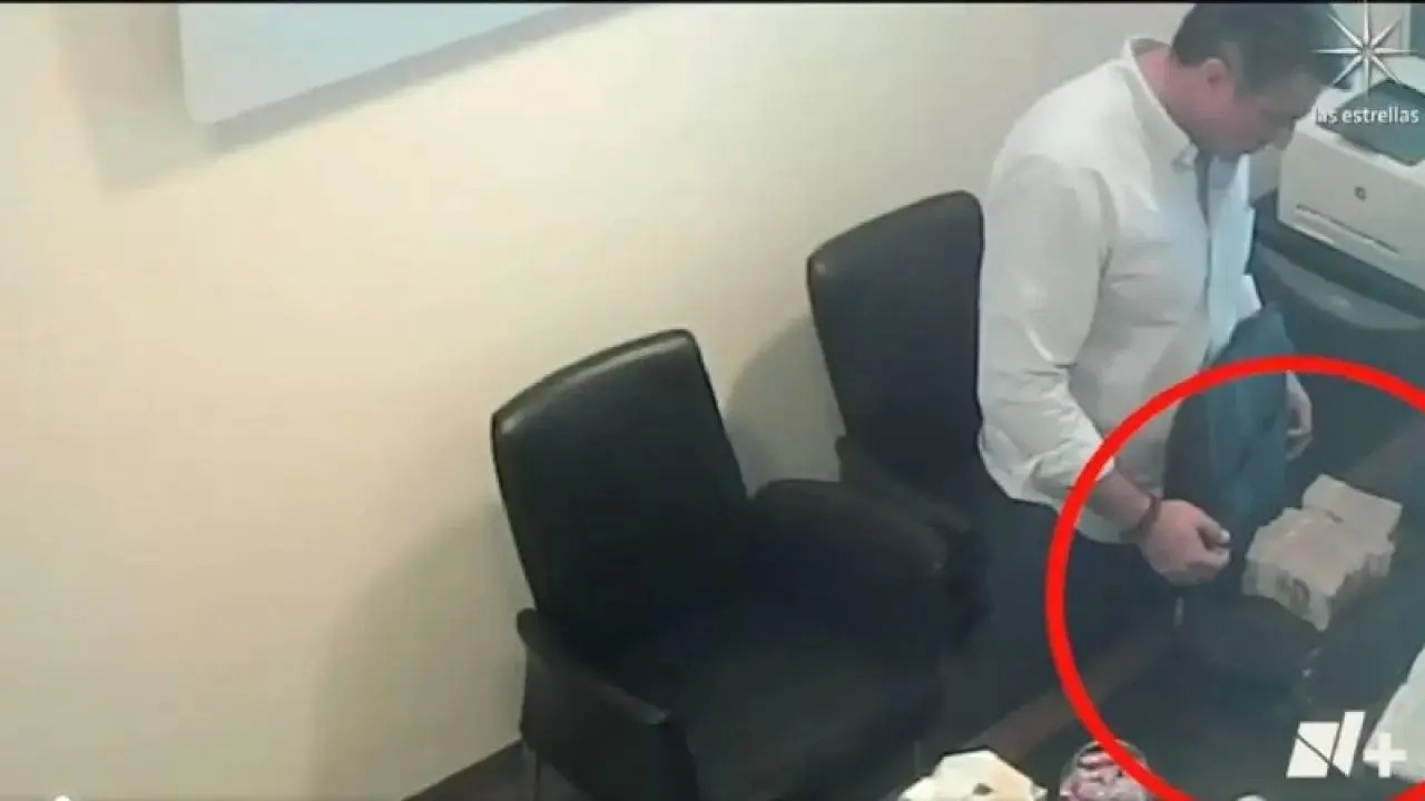 Exhiben en video a dos colaboradores de Layda Sansores y una senadora morenista recibiendo dinero