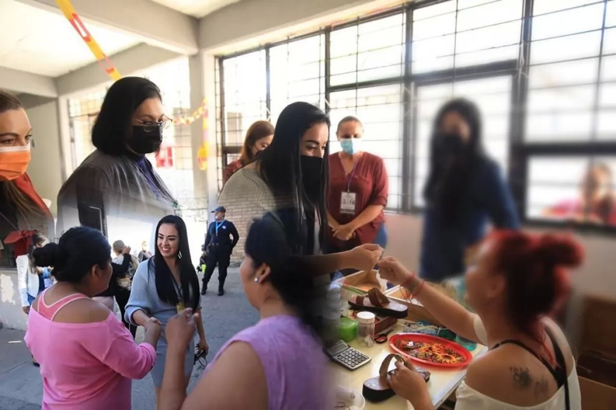 Reconoce Alba Cristal la calidad humana en el CERESO Femenil