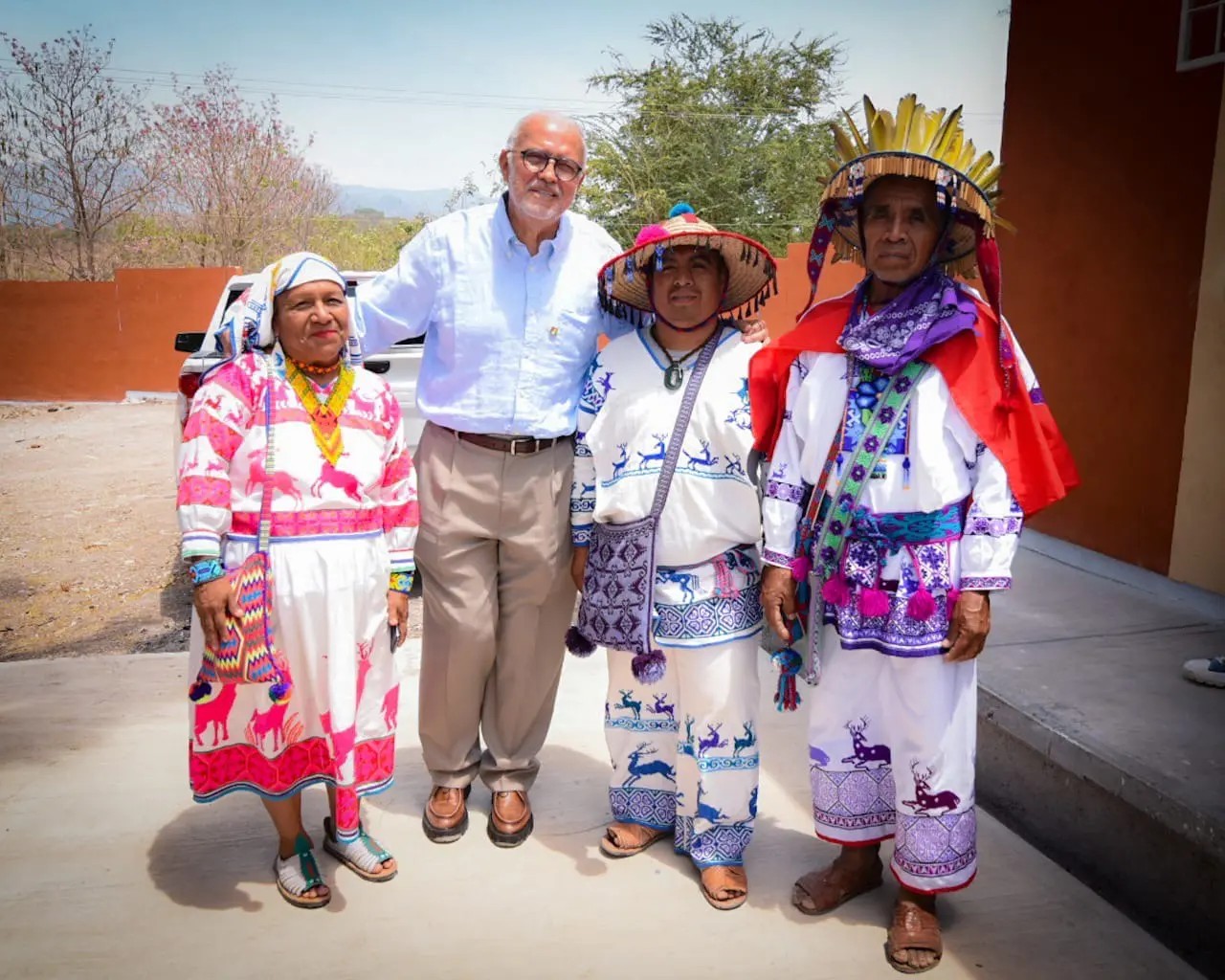 Visita gobernador la localidad de Salvador Allende