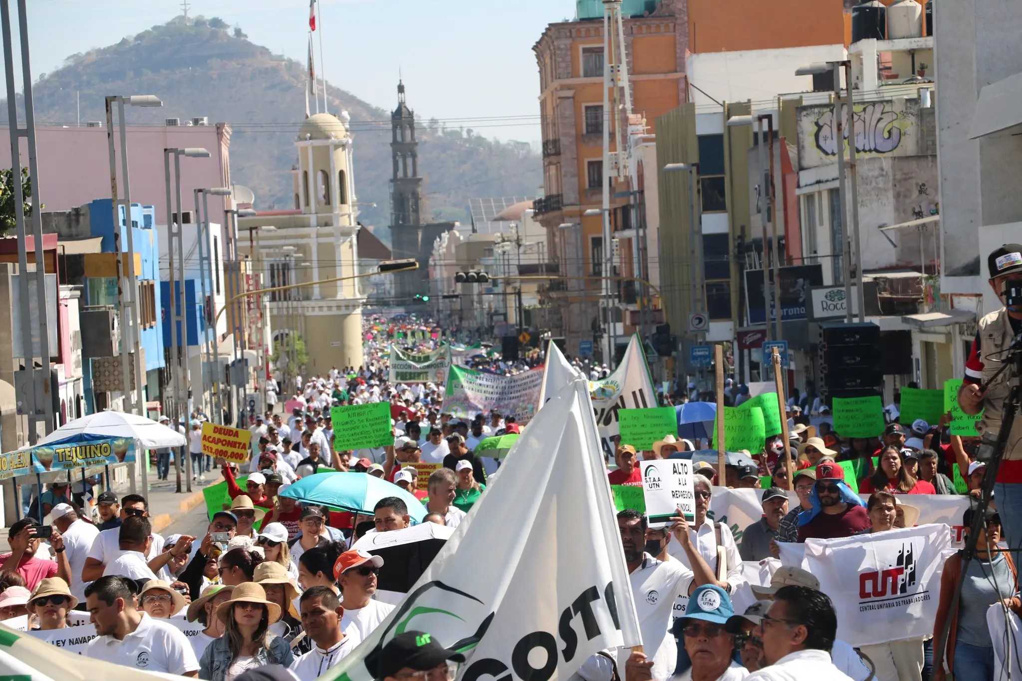 Marchan sindicatos en el día del trabajo
