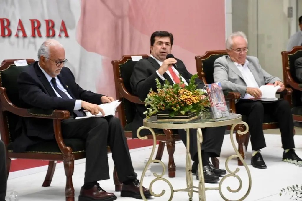 Presenta Pedro Haces su libro en Nayarit