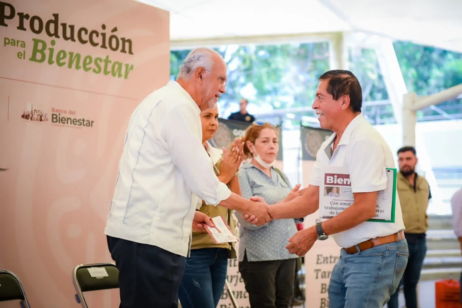 Entrega gobernador de Nayarit tarjetas 'producción para el bienestar'