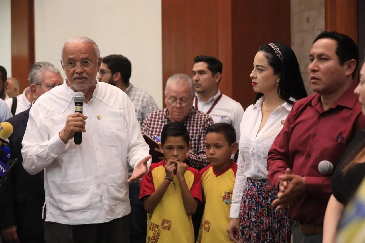 Responde gobernador a demandas ciudadanas de tepicenses