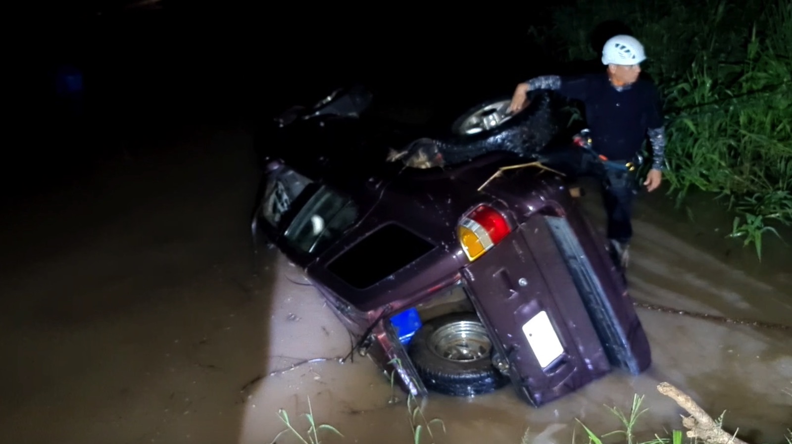 Encuentran volcada camioneta de pareja que salió de Puente de Camotlán