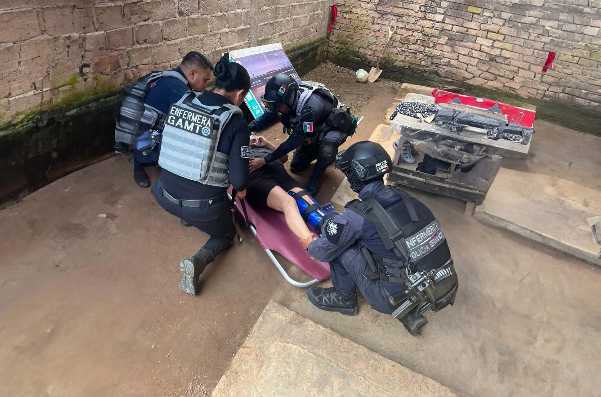 Atención médica oportuna de la SSPC a mujer después de caída en escaleras