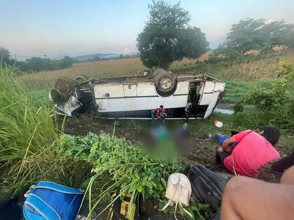 22 personas lesionadas en volcaduras de minibús en carretera Las Varas-Zacualpan