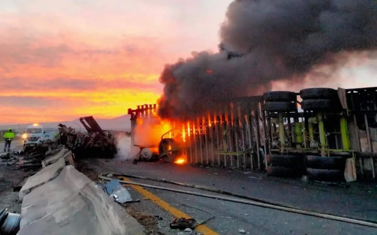 Se incendia tráiler en accidente de la Tepic-Guadalajara