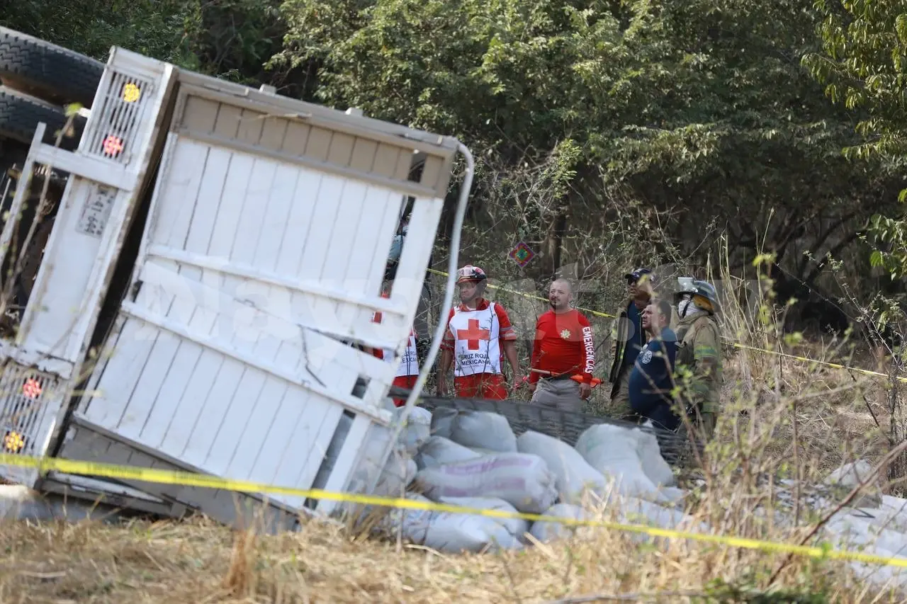 Lo aplasta camión al volcar en la federal 15