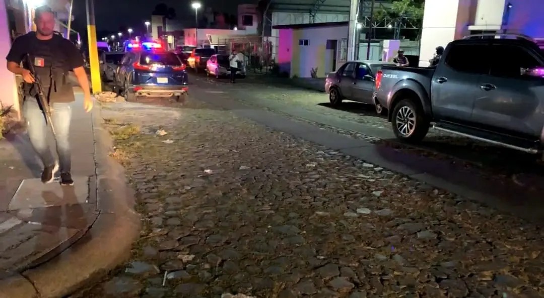 ¡Se les peló Baltazar! Balacera en Xalisco deja 2 agentes heridos