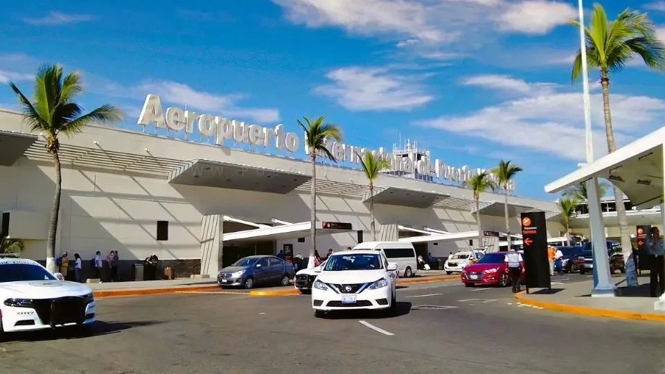 Permiten ingreso de taxis de plataforma al aeropuerto tapatío