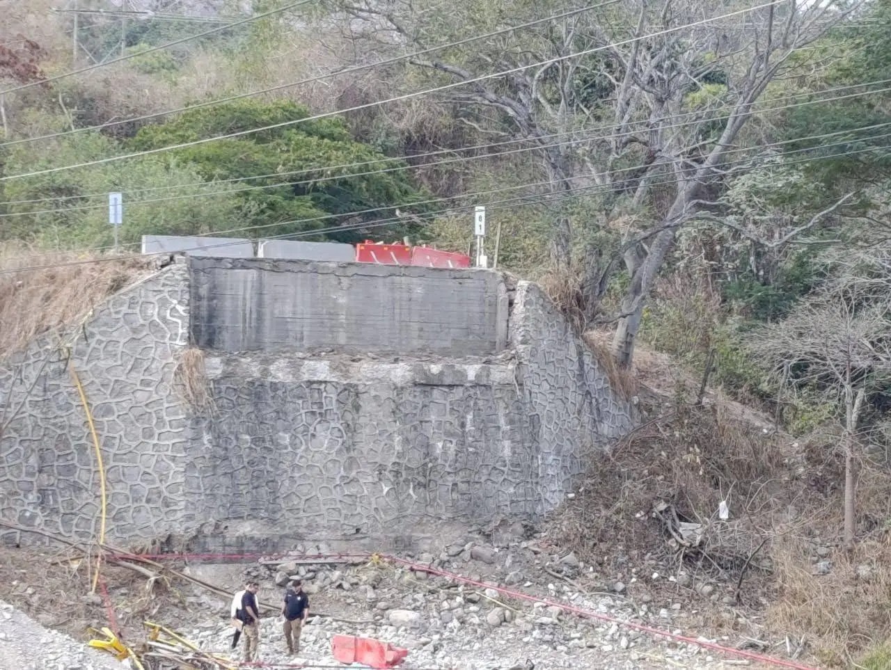 Motociclista ignoró barreras antes de caer al vacío: Fiscalía