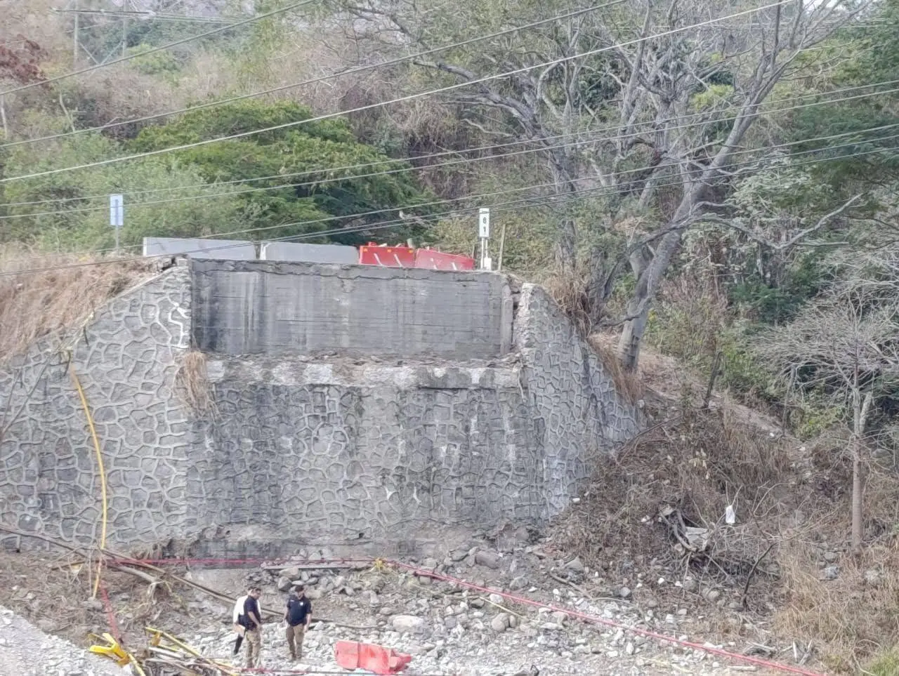 Motociclista ignoró barreras antes de caer al vacío: Fiscalía