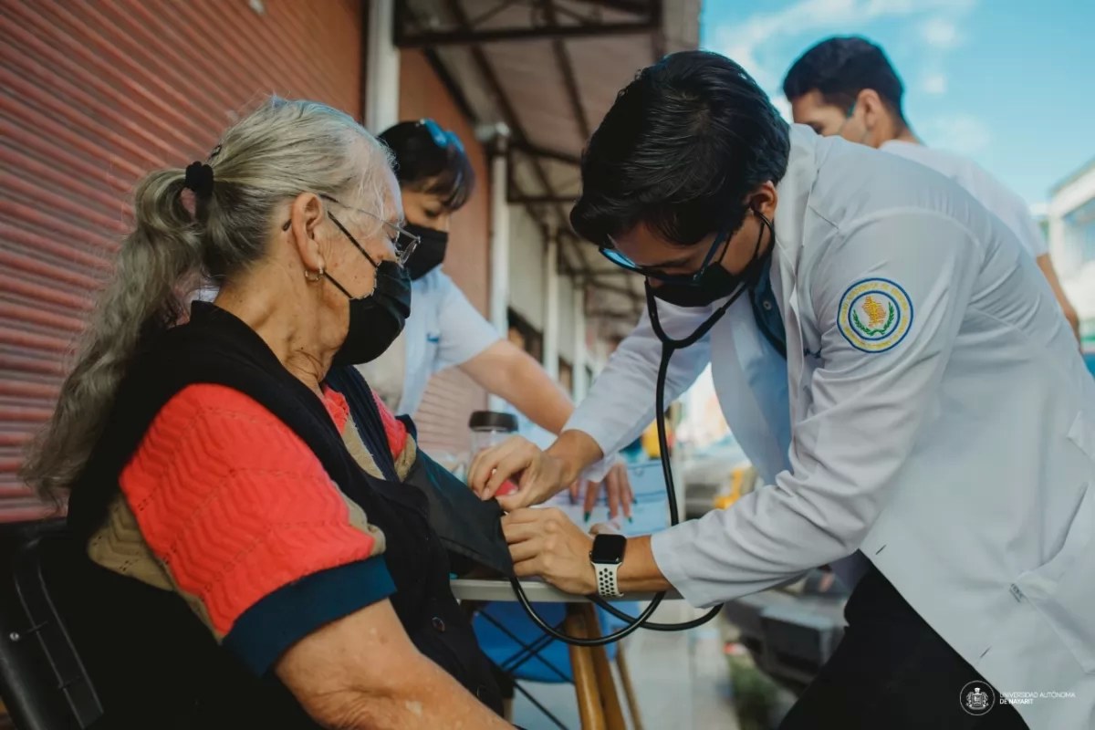 Llevó UAN brigadas de salud al Mercado Amado Nervo