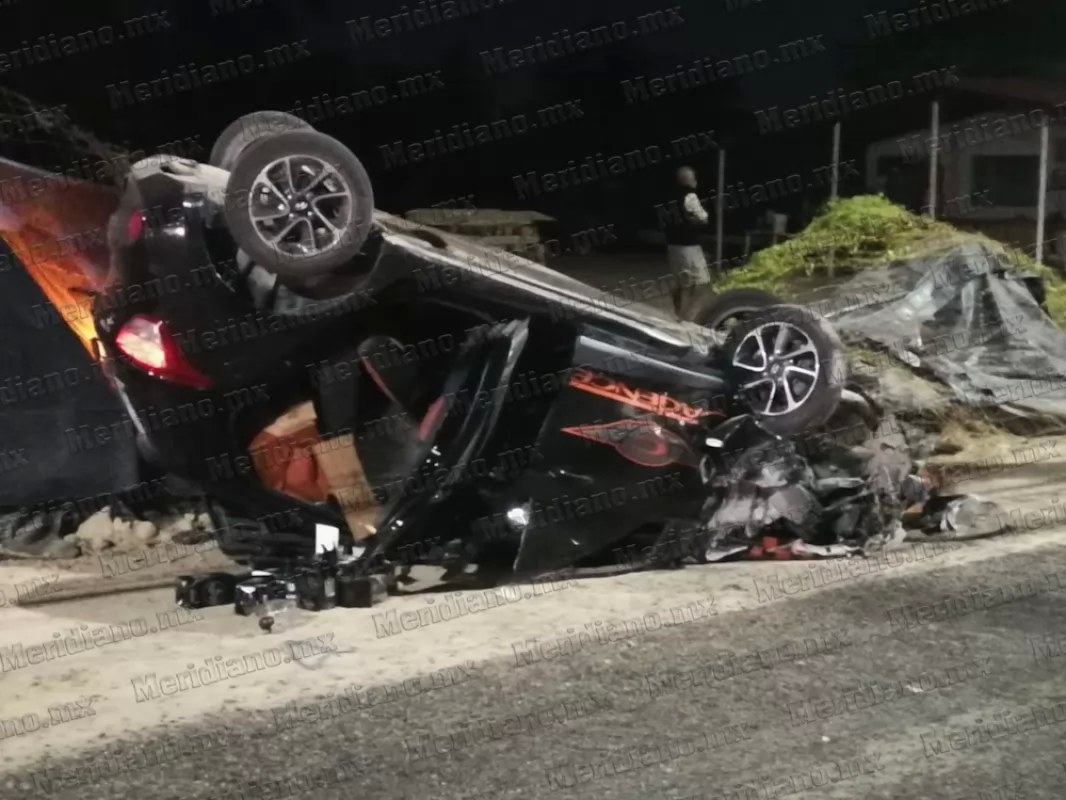 ¡abandonan un coche volcado!