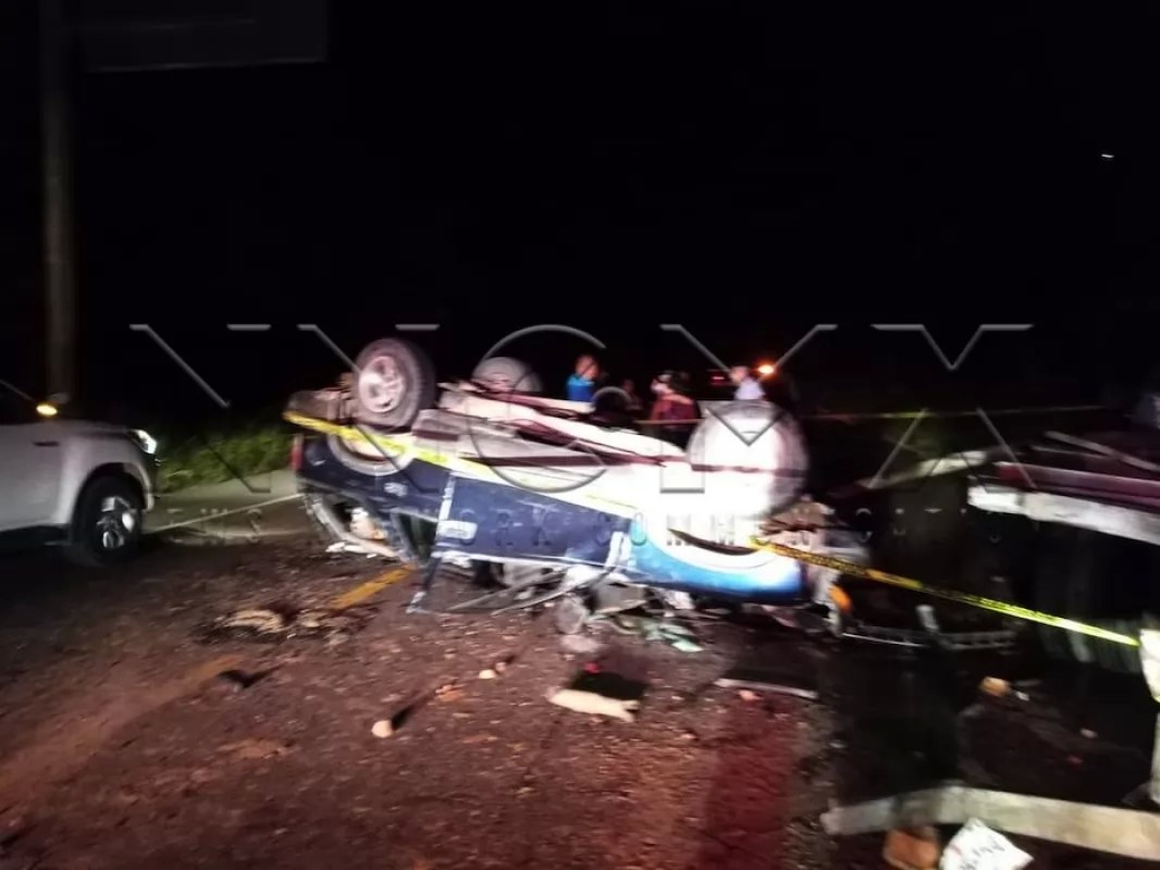 ¡dos muertos en fatal volcadura!