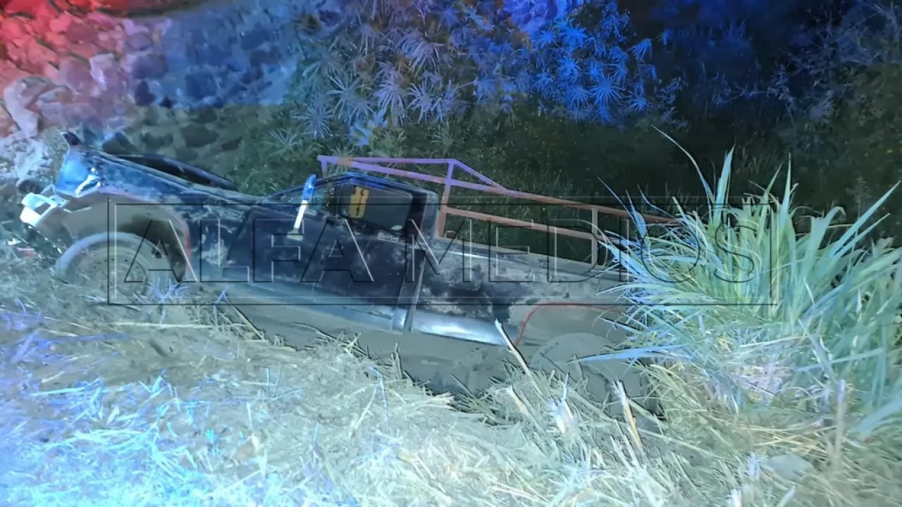 Volca pick-up al caer a un arrollo antes de llegar a san cayetano