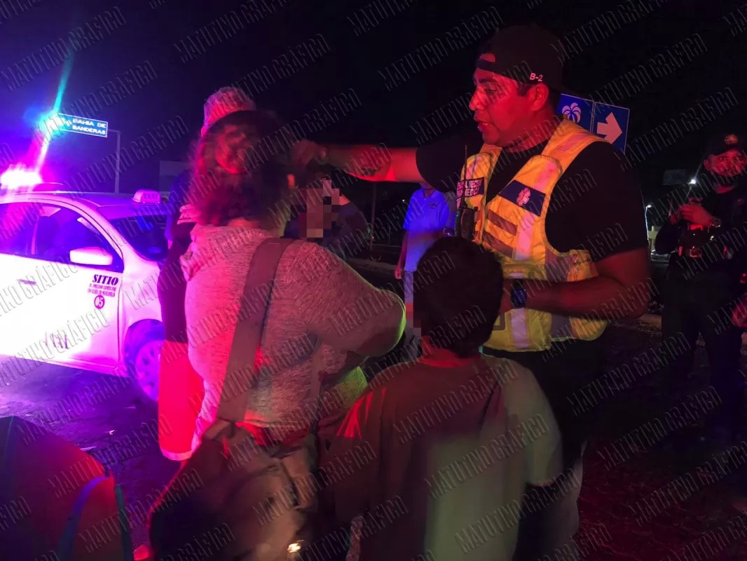 Bomberos del estado atienden accidente automovilístico sobre la carretera Federal 200