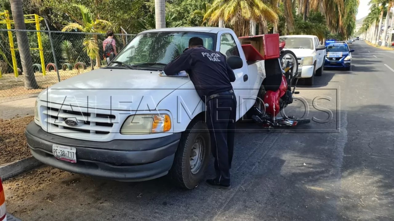 Motocicleta queda parada al impactar a camioneta estacionada en av jacarandas