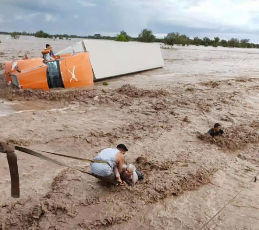 Rescatan a familia arrastrada por el río en Los Sandovales