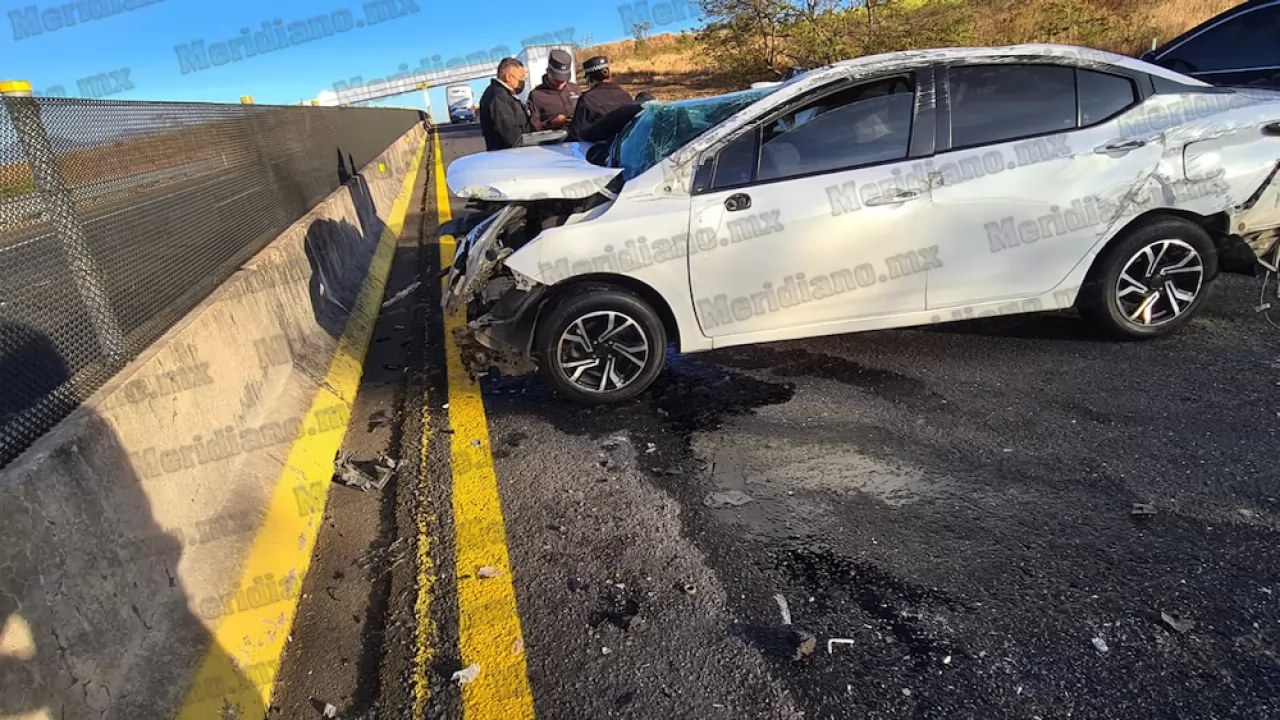 Volca sedan en la autopista gdl-tpc