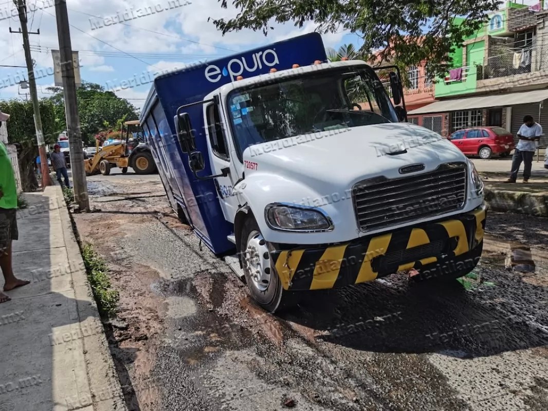 Otro socavón en Tepic provoca percance de pesada unidad