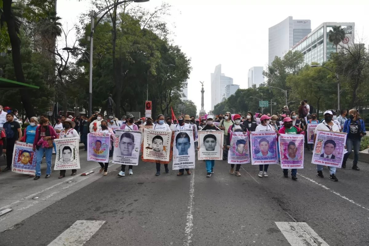 \"7 años sin justicia\": Marchan por Caso Ayotzinapa en la CDMX