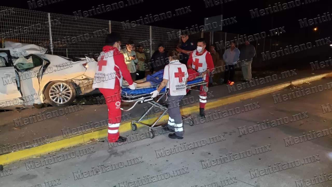 Fuerte accidente deja a dos jovenes lesionados en av insurgentes